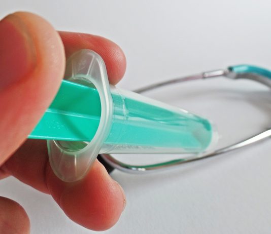 Letni minimalizm – rytuały, które odciążają ciało od nadmiaru bodźców