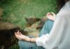 TCM a nowoczesna psychosomatyka czy starożytna filozofia może wspierać terapię traumy Osoba medytująca na świeżym powietrzu w spokojnym otoczeniu