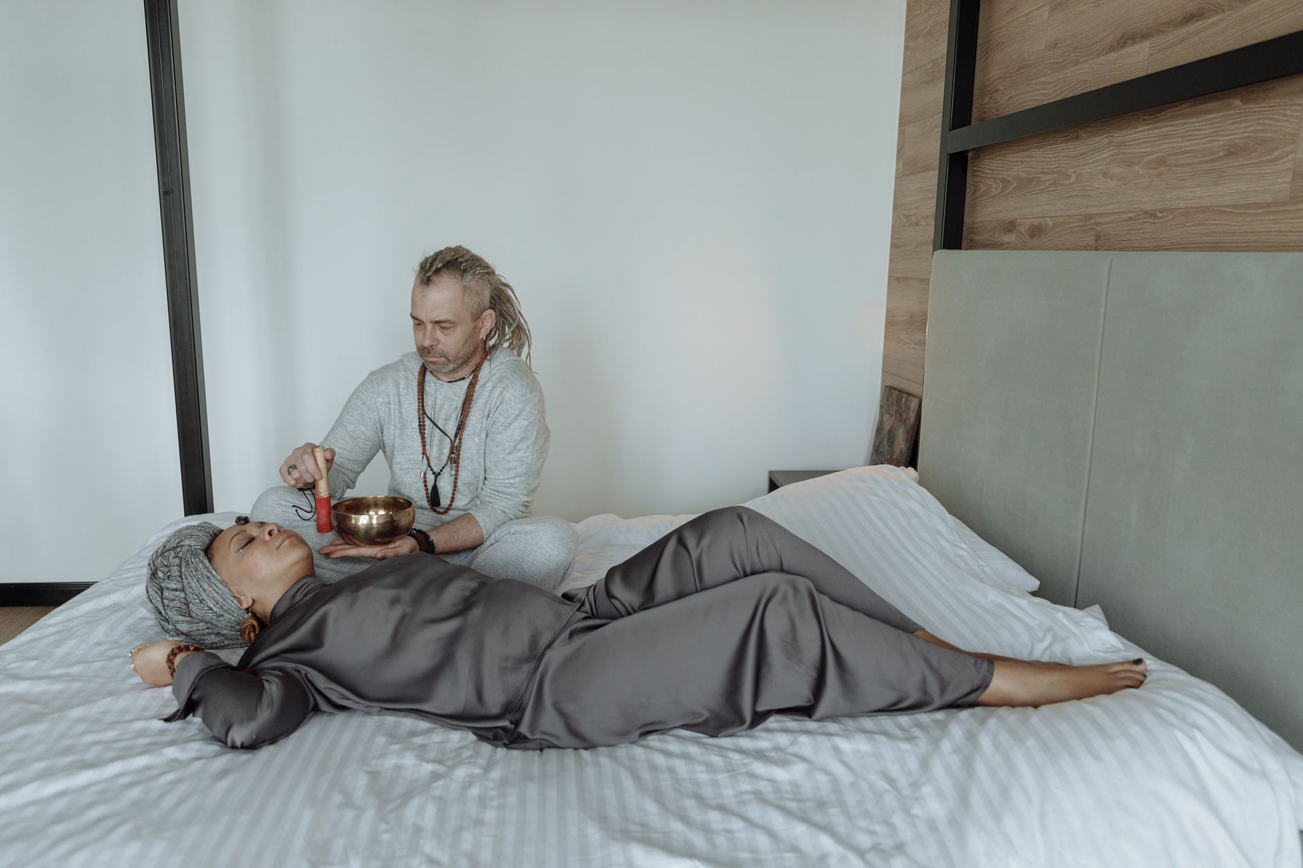 Terapia dźwiękiem misą tybetańską nad odpoczywającą kobietą